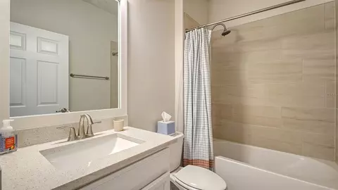Bath - 8318 Abalone Loop, Parrish, FL 34219 photo 3 of 4