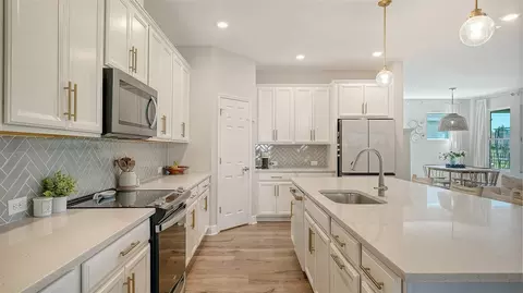 Kitchen - 8318 Abalone Loop, Parrish, FL 34219 photo 3 of 4