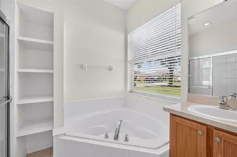 Bath - 6407 67th St E, Bradenton, FL 34203 photo 3 of 4