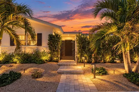 2482 Wisteria St, Sarasota, FL 34239