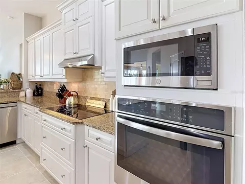 Kitchen - 17014 E 2nd Ave, Bradenton, FL 34212 photo 4 of 7