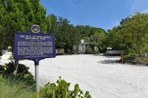 Exterior - 5390 Gulf Dr, Holmes Beach, FL 34217 photo 9 of 10