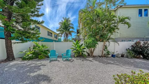Exterior - 5390 Gulf Dr, Holmes Beach, FL 34217 photo 5 of 10