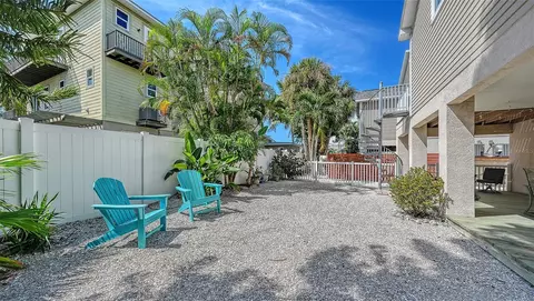Exterior - 5390 Gulf Dr, Holmes Beach, FL 34217 photo 7 of 10