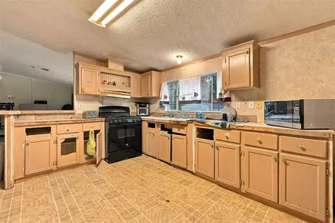 Kitchen - 254 SE 7th Ave, Interlachen, FL 32148 photo 1 of 2