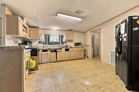 Kitchen - 254 SE 7th Ave, Interlachen, FL 32148 photo 2 of 2