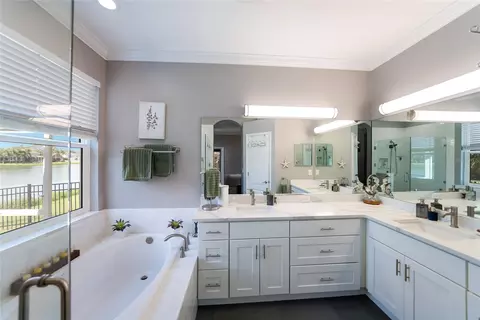 Bath - 5030 58th Ter E, Bradenton, FL 34203 photo 1 of 4