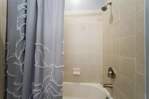 Bath - 5030 58th Ter E, Bradenton, FL 34203 photo 4 of 4