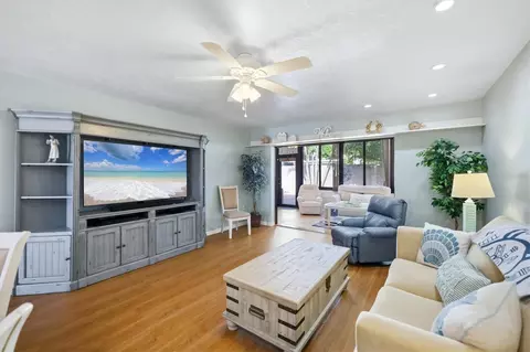 Living - 753 Oakview Dr, Bradenton, FL 34210 photo 2 of 5