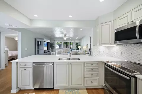 Kitchen - 753 Oakview Dr, Bradenton, FL 34210 photo 3 of 4