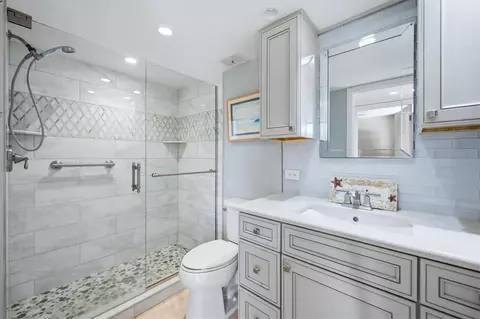 Bath - 753 Oakview Dr, Bradenton, FL 34210 photo 3 of 3