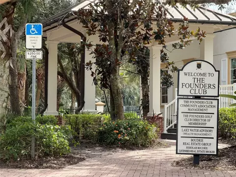 3433 Founders Club Dr, Sarasota, FL 34240