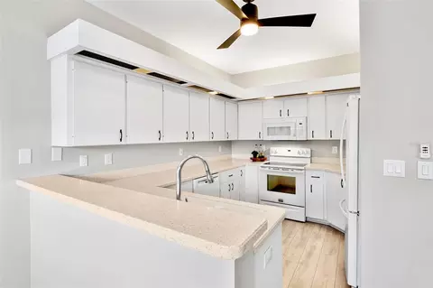 Kitchen - 7303 52nd Ter E, Bradenton, FL 34203 photo 2 of 2