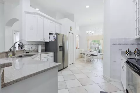 Kitchen - 3905 30th Ln E, Bradenton, FL 34208 photo 2 of 4