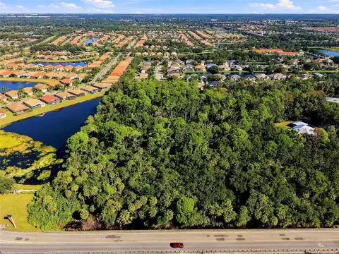 68 Th Ave E, Sarasota, FL 34243 photo 2