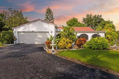 7236 Las Casas Dr, Sarasota, FL 34243