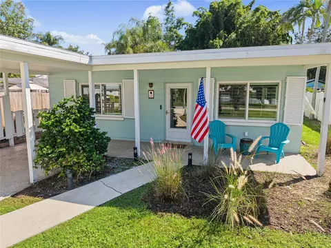 210 Briggs Ct, Sarasota, FL 34237