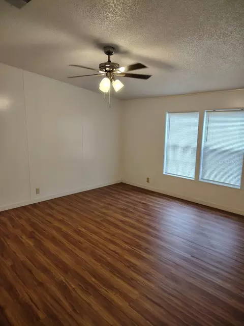 Living - 650 NE 170th Ave, Williston, FL 32696 photo 3 of 4