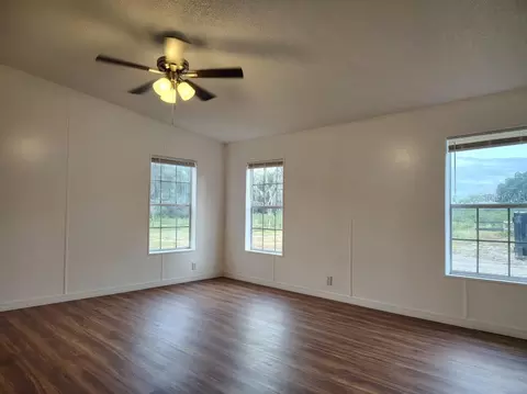 Living - 650 NE 170th Ave, Williston, FL 32696 photo 4 of 4