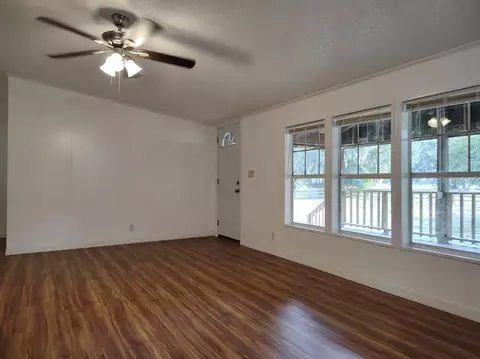Living - 650 NE 170th Ave, Williston, FL 32696 photo 2 of 4