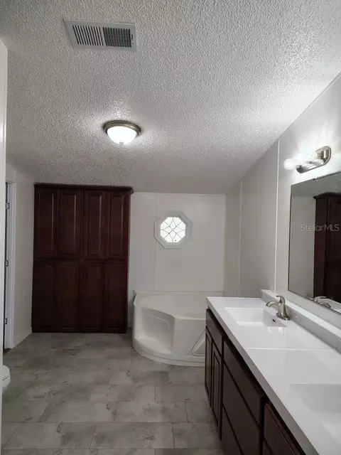 Bath - 650 NE 170th Ave, Williston, FL 32696 photo 1 of 3