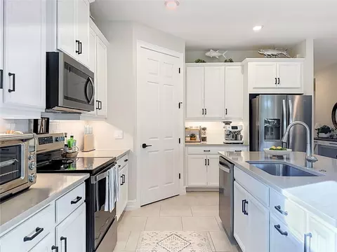 Kitchen - 446 Ibiza Loop, Venice, FL 34292 photo 4 of 7