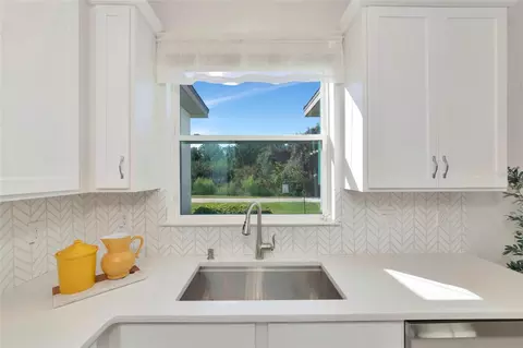 Kitchen - 12121 Trailhead Dr, Bradenton, FL 34211 photo 10 of 12