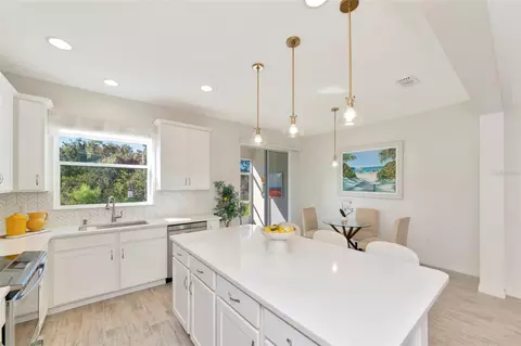 Kitchen - 12121 Trailhead Dr, Bradenton, FL 34211 photo 5 of 12