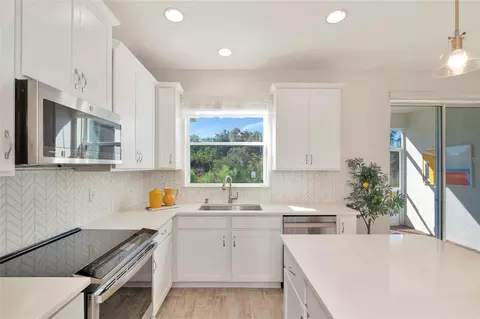 Kitchen - 12121 Trailhead Dr, Bradenton, FL 34211 photo 7 of 12