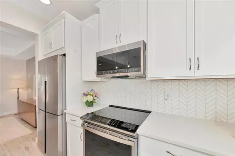 Kitchen - 12121 Trailhead Dr, Bradenton, FL 34211 photo 9 of 12