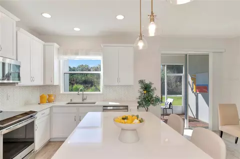 Kitchen - 12121 Trailhead Dr, Bradenton, FL 34211 photo 8 of 12