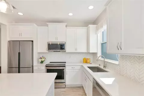 Kitchen - 12121 Trailhead Dr, Bradenton, FL 34211 photo 6 of 12