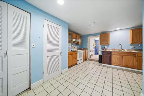 Kitchen - 2922 Sample Loop, Tampa, FL 33619 photo 2 of 3