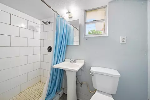 Bath - 2922 Sample Loop, Tampa, FL 33619 photo 1 of 2