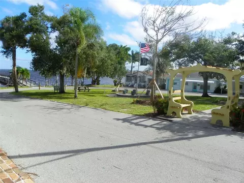Exterior - 8 Plaza St E, Bradenton, FL 34208 photo 4 of 7