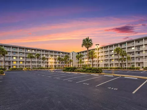 3108 Lake Bayshore Dr #211, Bradenton, FL 34205