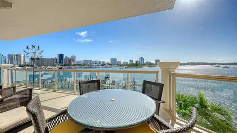 464 Golden Gate Pt #304, Sarasota, FL 34236
