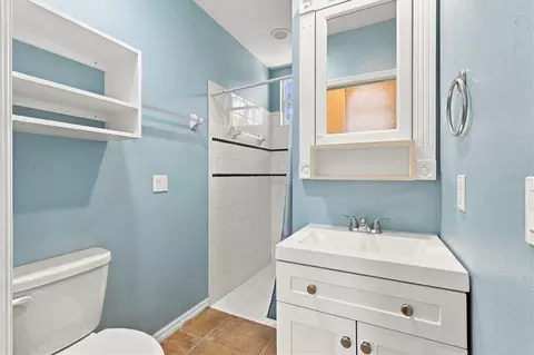 Bath - 4716 4th Ave E, Bradenton, FL 34208 photo 3 of 4