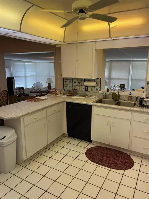 Kitchen - 2275 E Helen Cir, Bartow, FL 33830 photo 2 of 2