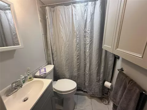 Bath - 120 4th Wahneta St E, Winter Haven, FL 33880 photo 1 of 3