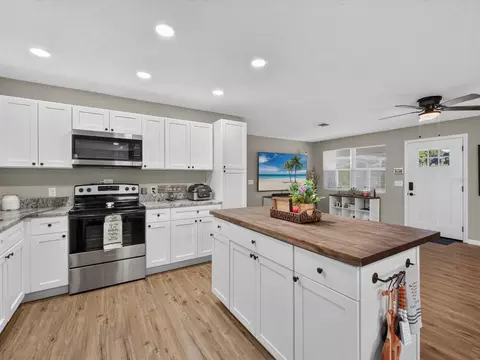 Kitchen - 1380 Eagle Ave E, Eagle Lake, FL 33839 photo 3 of 4