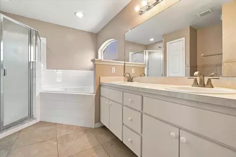 Bath - 7123 Summit Dr, Winter Haven, FL 33884 photo 2 of 6