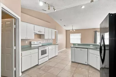 Kitchen - 7123 Summit Dr, Winter Haven, FL 33884 photo 4 of 5