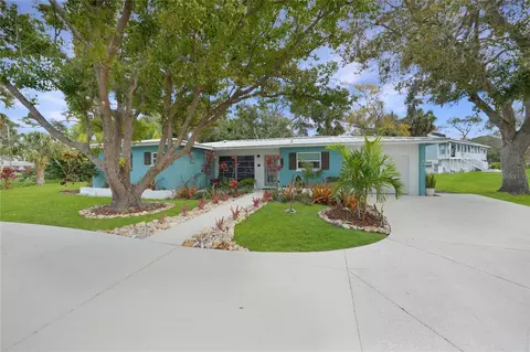 325 Citrus Dr, Nokomis, FL 34275