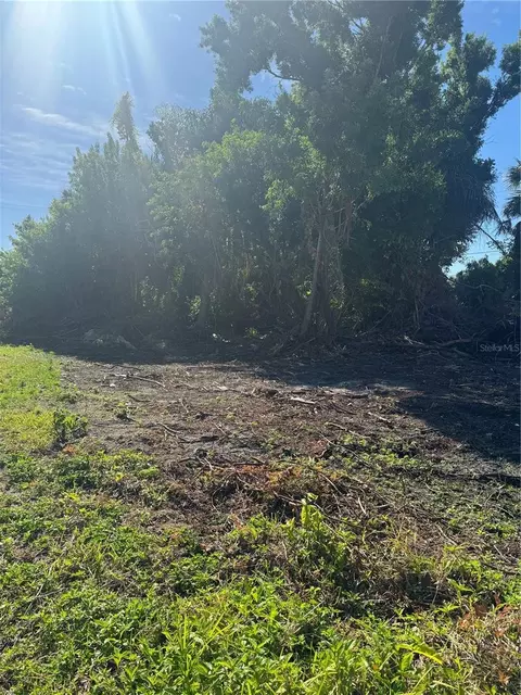 333 Skylark Ln NW, Port Charlotte, FL 33952