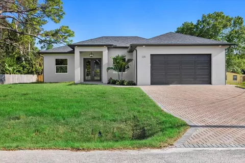 225 Avenida De La Isla, Nokomis, FL 34275