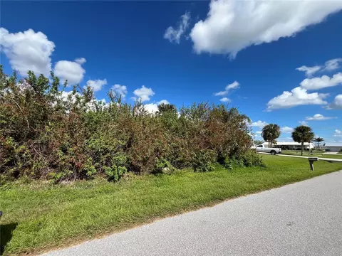 520 Fenton Ave NW, Port Charlotte, FL 33952