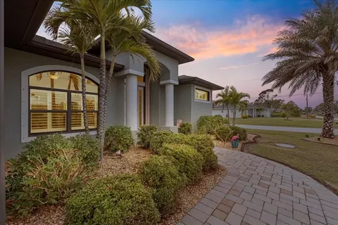 121 Glades Dr, Rotonda West, FL 33947