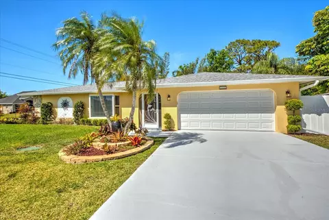 2405 N Westwood Dr, North Fort Myers, FL 33917