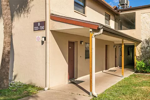 7223 Cloister Dr #111, Sarasota, FL 34231